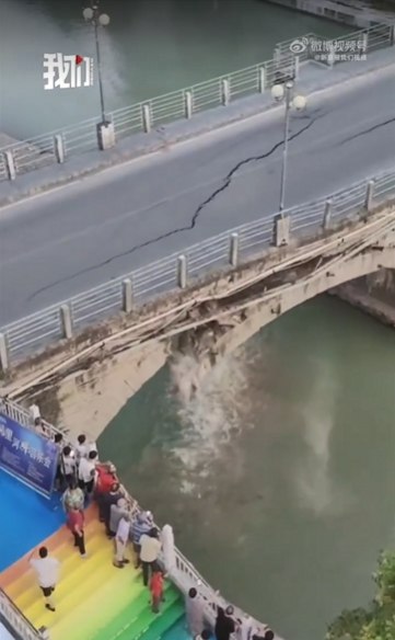 » 4. 贵州三穗拱桥垮塌 桥体断裂坠入河中8月8日，贵州三穗多位居民拍下一桥梁发生垮塌瞬间