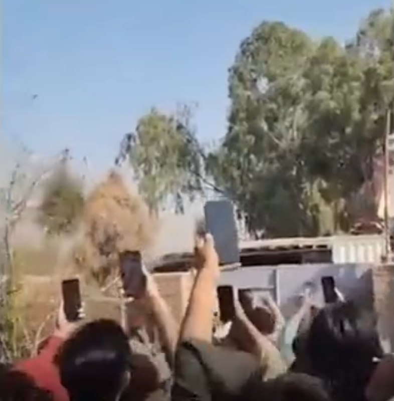 » 8、阿富汗称击落巴基斯坦战机并俘虏飞行员2月28日，据阿富汗国防部消息阿军队击落一架巴基斯坦战斗机