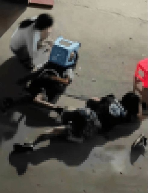 » 14、9岁男孩被跳楼者砸伤住进ICU昏迷7天，官方：跳楼者已身亡，正协调对男孩的救助7月13日，河北沧州的孙女士反映，她9岁的儿子在小区被一名坠楼男子砸成重伤，住进ICU已7天仍昏迷不醒，生命垂危，而坠楼男子已经死亡，没有人来管孩子的治疗