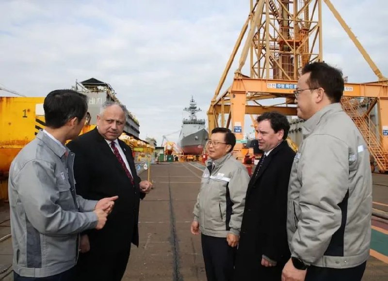 » 4、美国海军部长抱怨本土船厂不如日韩：留不住员工不久前在日本和韩国参观了当地船厂的美国海军部长卡洛斯·德尔·托罗近日再次批评美国船厂的建造速度，并呼吁海外盟友国家企业加大力度投资美国船厂