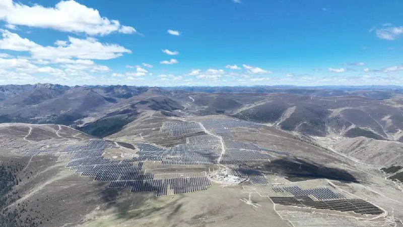 » 8. 全球最大水光互补电站投产，川渝电力保供再添“生力军”6月25日，位于四川省甘孜州的柯拉一期光伏电站并网发电，标志着全球首个百万千瓦级“水光互补”电站正式投产