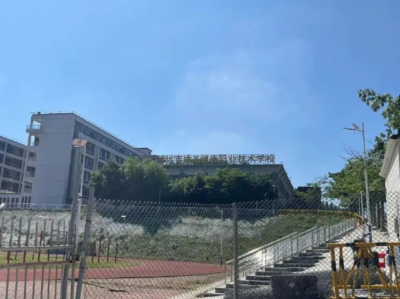 » 5. 广东清远一职业学校700学生集体退学：为赚钱省老师据媒体报道，清远市德圣健康职业技术学校2023级新生开学一个多月了还是在教室上网课，而非由老师现场授课