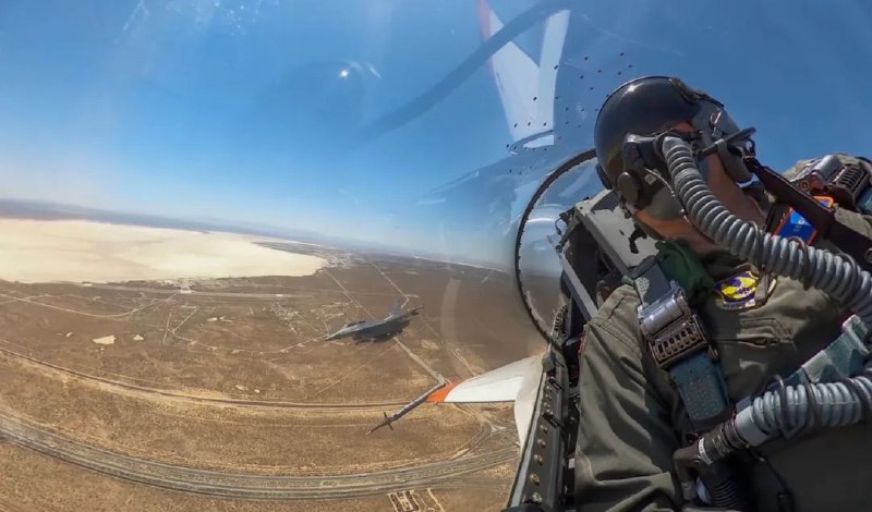 » 4、美空军部长试乘AI驾驶F16飞机据美联社5月3日报道，美国空军部长试乘了由AI而不是美军飞行员控制的战斗机