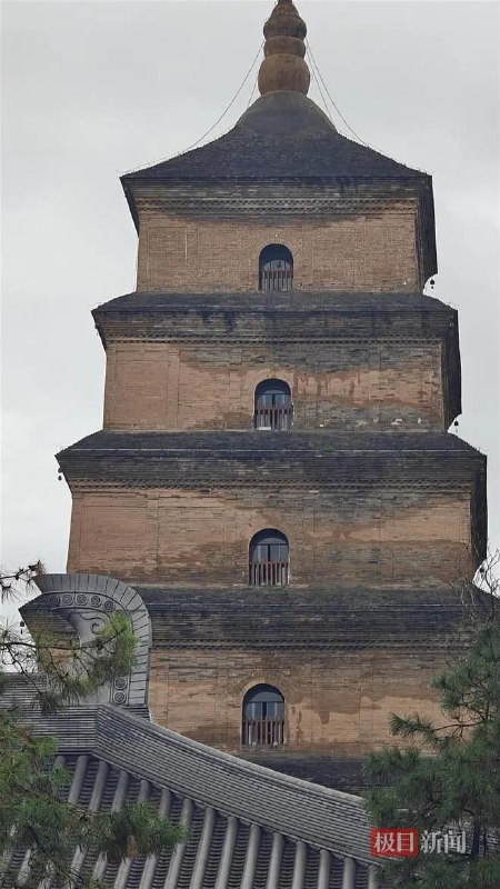» 7、西安降雨一个多月 城墙长青苔，大雁塔受潮连日以来，陕西省西安市遭遇持续降雨，10月13日，为期一个多月的降雨短暂停止，漫步西安街头，可以看到遍地长出了蘑菇，大雁塔被雨水打湿受潮，连城墙也布满青苔