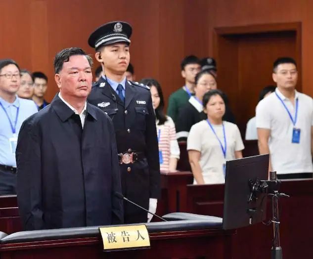 » 8. 受贿9415万余元，厦门人大常委会原主任陈家东被判无期2000年至2022年，被告人陈家东利用担任西藏自治区林芝地委副书记、地区行政公署常务副专员，福建省宁德市委副书记、市长，福建省林业厅党组书记、厅长，福建省漳州市委书记，厦门市人大常委会党组书记、主任等职务上的便利以及职权或者地位形成的便利条件，为有关单位和个人，在林地审批、项目承揽等事项上提供帮助，非法收受财物共计折合人民币9415万余元；2015年至2017年，陈家东利用担任漳州市委书记职务上的便利，伙同他人共同侵吞国有财产人民币341万余元；2013年至2014年，陈家东在担任漳州市委书记期间，徇私舞弊，滥用职权，违规向开发商多支付工程款，造成国有财产损失1.9亿余元