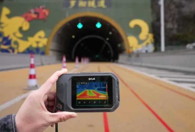 » 2、 四川一段新高速公路铺“地暖”融雪春运前夕，通往大凉山的乐西（乐山-西昌）高速马边至昭觉段建成通车，结束了四川雷波、美姑、昭觉三县不通高速的历史