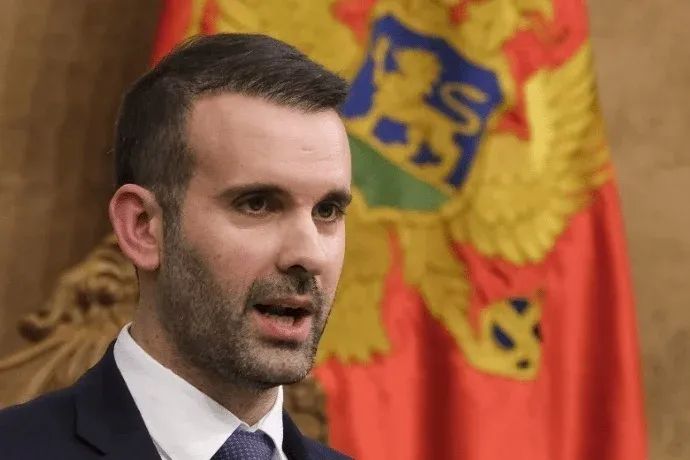 » 13. 黑山总理迟到4分钟，保加利亚总统离开放弃会面据美国“政治新闻网”欧洲版（Politico Europe）18日报道，保加利亚总统拉德夫与黑山总理斯帕伊奇原定于17日举行的会晤取消了，原因是后者迟到了4分钟