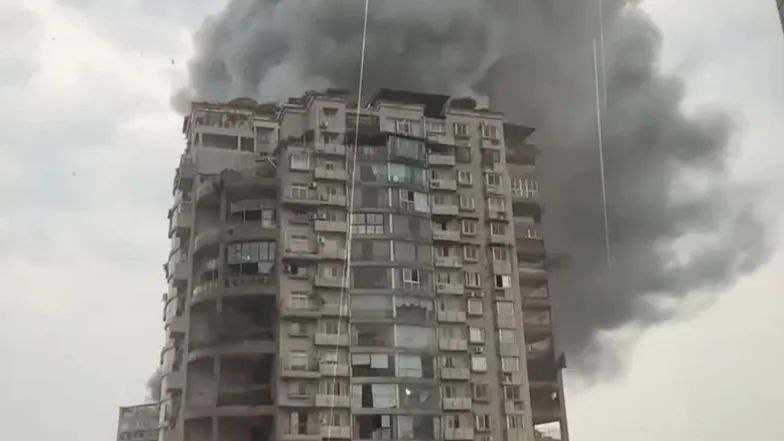 » 2. 四川自贡九鼎大楼火灾16人死四川自贡市“7·17”重大火灾事故指挥部18日发布通报，自贡市九鼎大楼“7·17”重大火灾造成16人遇难，经初步调查，此次火灾事故由施工作业引发