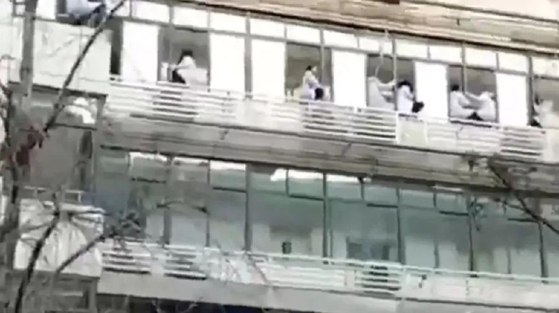 » 11、四川遂宁医护人员爬窗维权2023年12月26日下午3时许，网传遂宁市部分医护人员维权视频引发关注，我委高度重视，立即组成专班对该事件进行调查