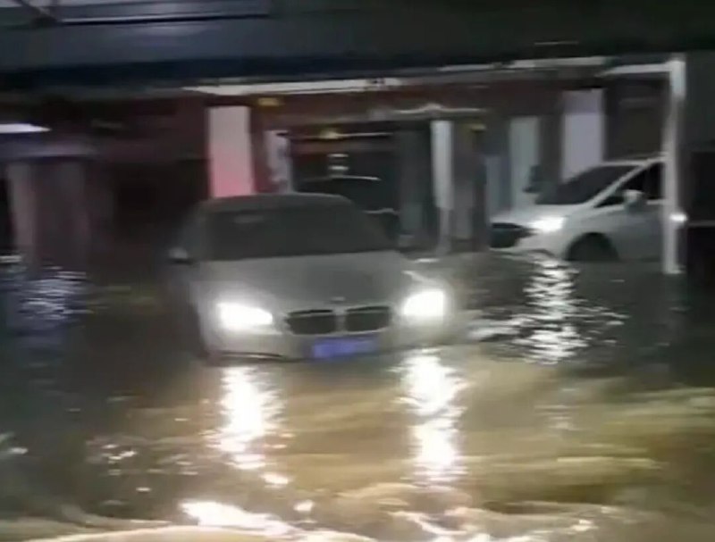 » 3、温州调查：“业主挖穿河道”问题近日，有网友在社交媒体平台上发布视频称，温州一小区业主私挖地下室，导致小区旁的河道被挖通，出现河水倒灌进地下车库，多辆汽车被积水浸泡