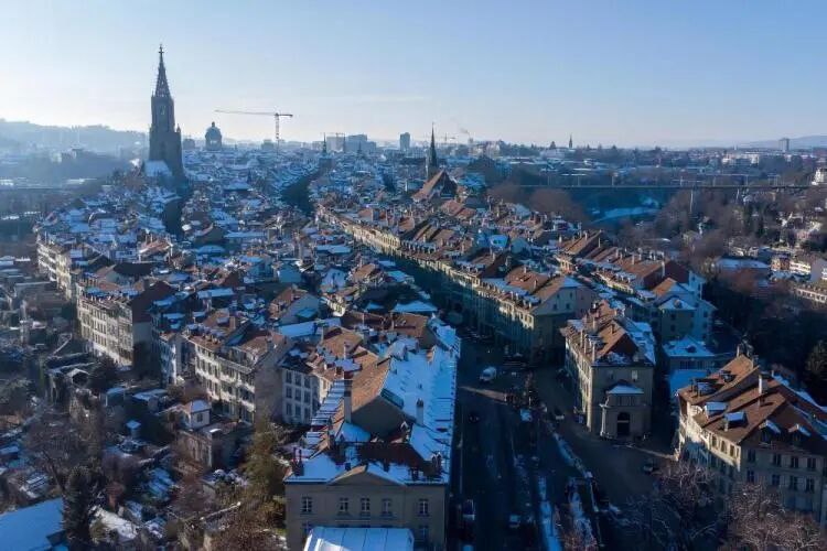 » 6、瑞士公投  决定是否突破1000万人口上限新华社北京2月14日电　瑞士将在6月就限制人口数量的议案举行全民投票，以决定是否在人口总量达到1000万时采取控制措施