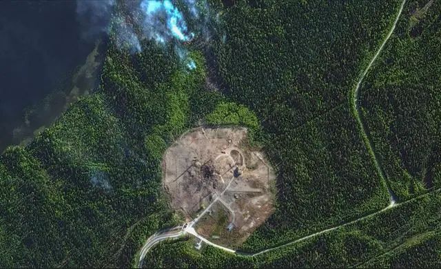 » 5. 俄罗斯洲际导弹在发射井内爆炸有卫星照片显示，俄罗斯日前在普列谢茨克航天器发射试验场，进行了一次RS-28“萨尔马特”洲际弹道导弹的试射，但发射失败了；发射井被炸出了一个62米的巨坑，周边设施也损毁严重