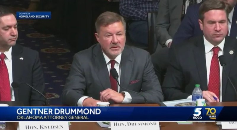 » 8、俄克拉何马州总检察长：非法入境的中国人被骗来种大麻当地时间1月10日，美国俄克拉何马州总检察长在国会作证时，批评拜登政府在解决非法移民、边境问题上做得远远不够