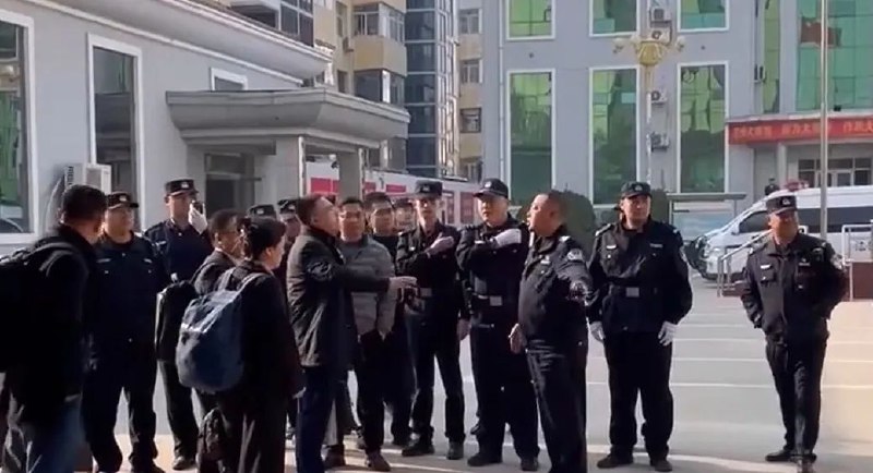 » 10. 河北枣强法院“禁止律师进法院开庭，强行驱离”11月20日，在河北枣强法院参加庭审的多名律师网络发文称，遭遇法院“责令退庭”“禁止参与庭审”等