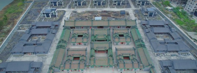 » 3、潮汕50亩豪宅将被拆 号称耗资十亿近日，有网传消息称“耗资10个亿，潮汕豪宅的天花板‘英之园’将被强制拆除”一事引发关注