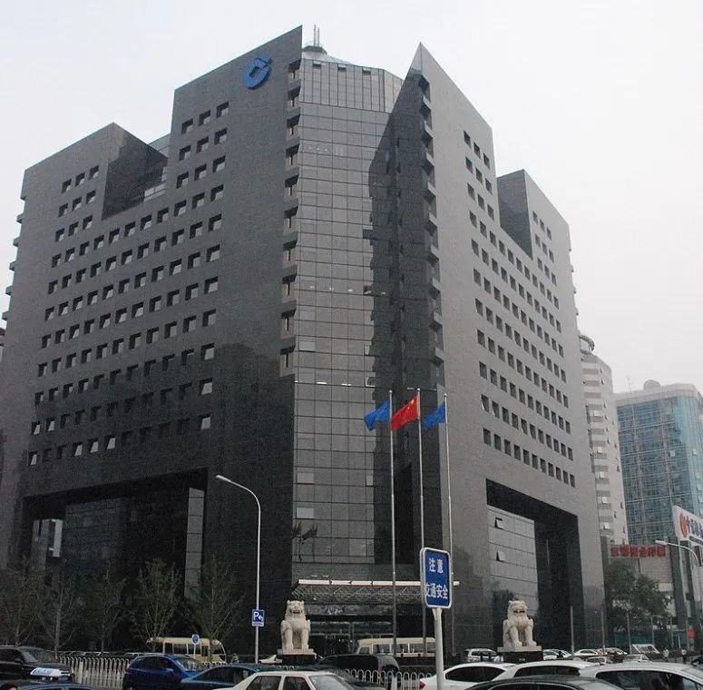 » 1. 成都一楼盘降价40% 管委会：波动过大涉嫌扰乱正常秩序 无法办理备案11月25日，澎湃新闻在四川省网上群众工作平台看到，11月22日、11月24日，均有网友投诉称，东部新区保利中粮湖光锦云项目“恶意降价扰乱市场”，项目拿证价格1.5万-1.7万元，现在以9000元均价销售，降幅达到40%以上