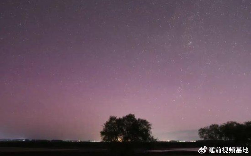 » 11、太阳耀斑爆发 佳木斯出现罕见粉色极光 6月2日，有多位网友发视频称，在黑龙江省密山市、佳木斯市等多地拍到了罕见的粉色极光，整个天空被极光渲染成了梦幻般的粉紫色，看起来如梦如幻，宛若仙境