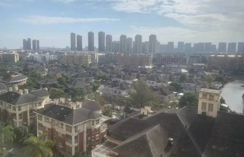 » 3、温州调查：“业主挖穿河道”问题近日，有网友在社交媒体平台上发布视频称，温州一小区业主私挖地下室，导致小区旁的河道被挖通，出现河水倒灌进地下车库，多辆汽车被积水浸泡