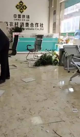 » 1. 贵州毕节一农村消费合作社兑付难 社员：不接受置换近日，位于贵州省毕节市七星关区清水铺镇的毕节农村消费合作社清水铺服务部疑似因存款取不出来，营业大厅被人打砸