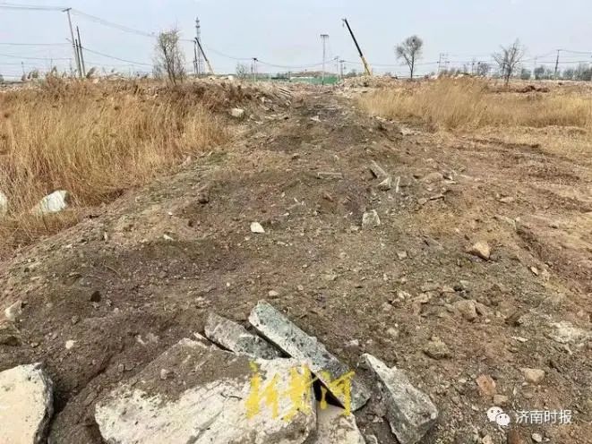 » 15. 济南一男子偷走村里两条水泥路：村民都搬走了以为不会被发现最近，在山东济南新旧动能转换起步区，有村民发现村里的水泥路不见了，“警察同志，我们两条水泥路没了，还有偷路的呢？真稀罕啊！你们快来看看吧