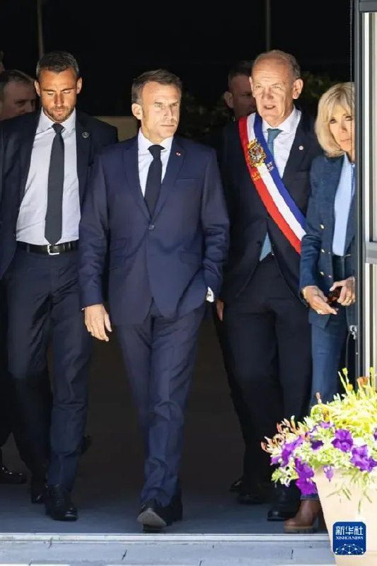 » 2. 继英国后 法国也解散议会提前选举在6月9日结束的欧洲议会选举中，法国执政党支持率远低于极右翼政党，法国总统马克龙当晚宣布解散国民议会，并举行新的国民议会选举