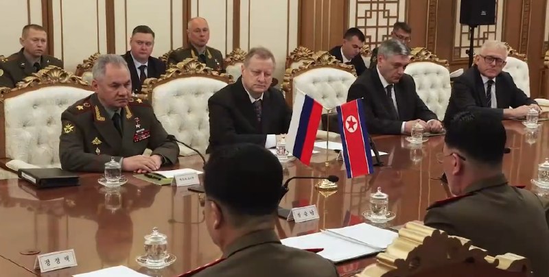 » 2. 金正恩拜谒中国人民志愿军烈士陵园 向毛岸英墓献花在朝鲜战争停战70周年之际，朝鲜劳动党总书记、国务委员长金正恩拜谒了桧仓中国人民志愿军烈士陵园，并向毛岸英烈士墓献花