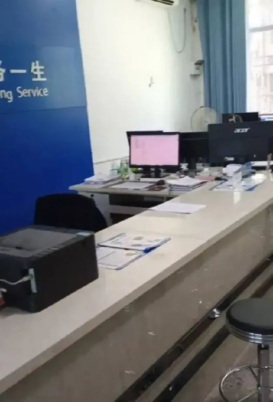 » 3. 官方回应“政府办事大厅仅一人在岗”：3个迟到，一个公休7月22日，有网民发视频反映称，其前往重庆市云阳县堰坪镇政府办事大厅办理业务，发现镇政府工作人员在工作时间大量缺岗，“办事大厅有8台电脑，只有一个工作人员坐在那里”