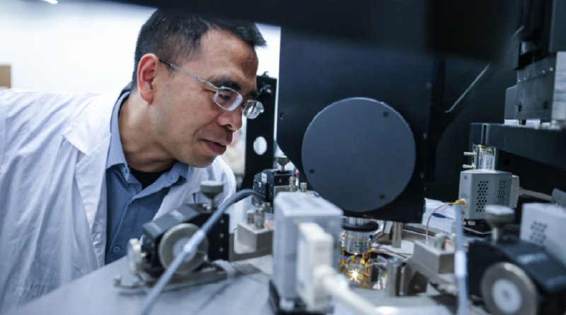 » 4、复旦教授半个月发两篇《自然》 从全球首款二维半导体芯片“无极”到全球最快闪存“破晓”，今年4月，复旦大学集成电路与微纳电子创新学院教授周鹏半个月内两次登上国际顶刊《自然》，迎来了自己的高光时刻