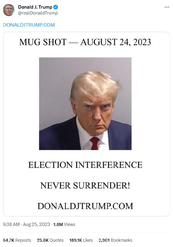 » 3. 特朗普投案自首 刚到监狱即保释离开8月24日，美国前总统特朗普抵达佐治亚州亚特兰大市富尔顿县监狱，就涉嫌推翻2020年该州美总统选举结果的刑事案件投案自首