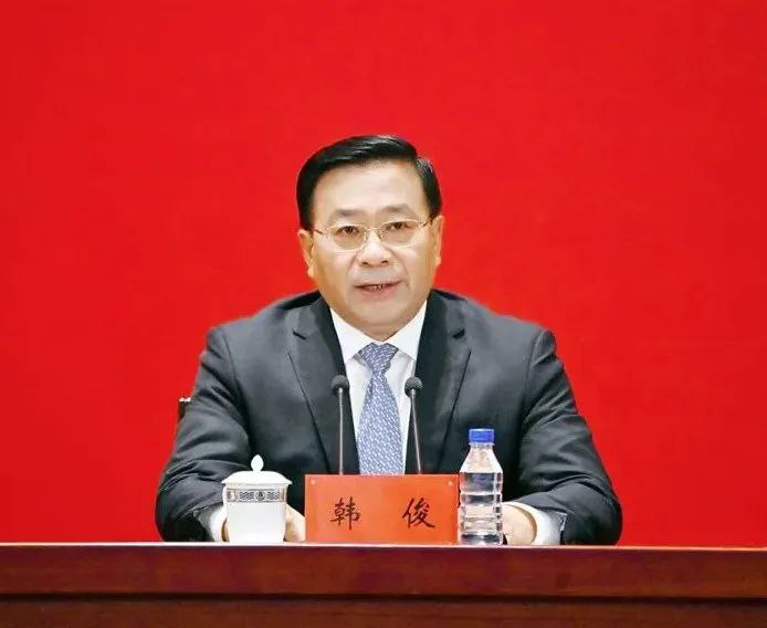 » 4、安徽书记升任农业部党组书记2024年6月28日下午，中央组织部有关负责同志出席农业农村部领导干部会议，宣布中央决定：韩俊同志任农业农村部党组书记