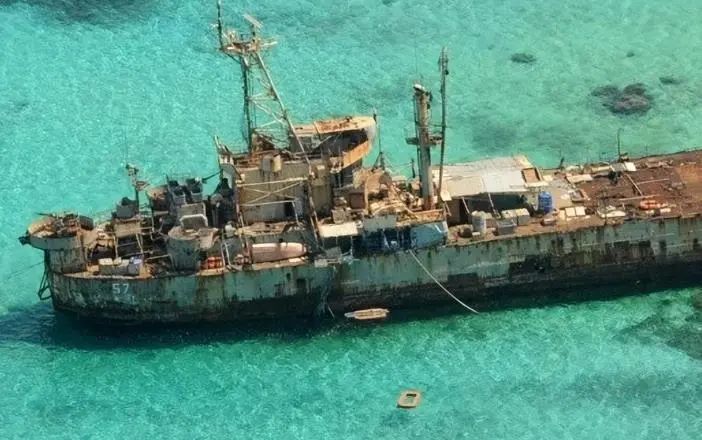 » 10. 中方水炮攻击菲律宾补给船 敦促从仁爱礁拖走坐滩军舰7日中午，中国海警局新闻发言人就仁爱礁问题答记者问