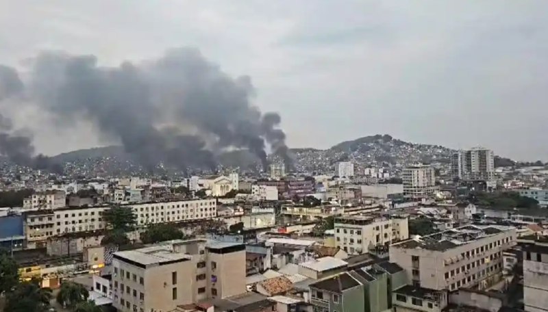 » 2、 巴西里约热内卢2500警察突袭贩毒集团 死亡超60 被无人机反击当地时间28日，巴西警方在里约热内卢开展大规模行动，对巴西最大贩毒集团之一——“红色司令部”实施大规模剿匪行动