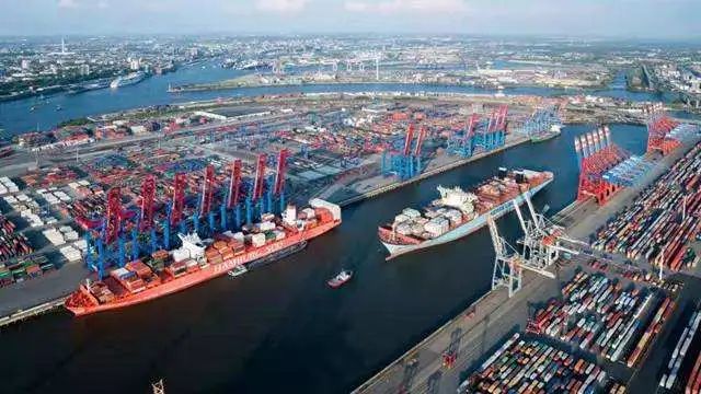 » 6. 中远海运入股德国汉堡港协议终签署当地时间19日，在完成最终投资审查程序后，汉堡港口与物流股份公司（HHLA）与中远海运港口有限公司（CSPL）就汉堡港Tollerort “福地”集装箱码头（CTT）签署最终股权收购协议