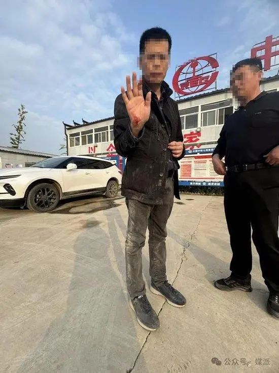 » 3、 新华社《经济参考报》调查记者在安肥工地采访时被攻击11月14日下午，有知情人士爆料，在安徽合新高铁中铁七局施工现场，新华社《经济参考报》调查记者王文志、程子龙遭遇袭击，除了记者手机被抢夺外，王文志本人右手受伤