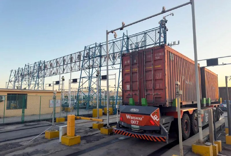 » 5. 中蒙边境建设跨境无人运输通道  卡车自动通行近日，位于内蒙古甘其毛都口岸的自动导向车（AGV）智能通关及集装箱监管场所通过呼和浩特海关验收，标志着我国首条跨境无人运输通道全线贯通