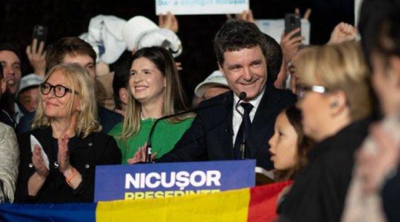 » 7、两届国际奥数金牌满分得主当选罗马尼亚总统根据罗马尼亚常设选举机构（AEP）当地时间5月19日凌晨公布的总统选举第二轮投票初步计票结果显示，罗马尼亚独立候选人、布加勒斯特市长尼库绍尔·达恩在第二轮投票中获胜