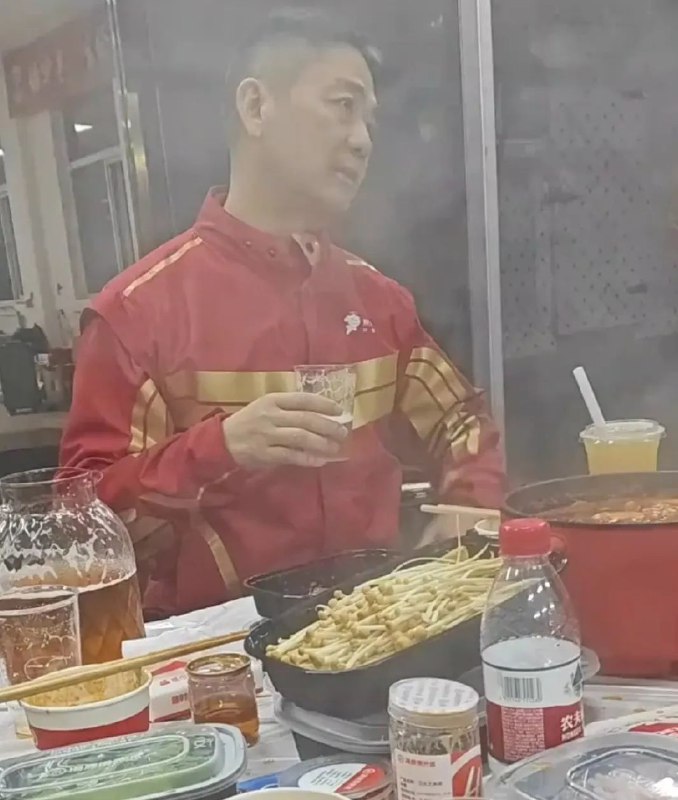 » 2、美团反击京东21日晚间，美团官方号针对近期的外卖舆论连发三条声明，虽然用了“某平台”来指代，但是该说明正文中明确将21日早间京东官方发布的《致全体外卖骑手兄弟们的公开信》进行了逐字逐句批驳