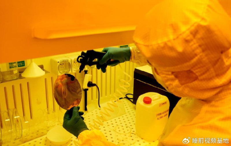 » 1、中国侵入式脑机接口进入临床试验阶段新华社上海6月14日电（记者董雪、张泉）近日，中国科学院脑科学与智能技术卓越创新中心联合复旦大学附属华山医院与相关企业，开展了侵入式脑机接口的前瞻性临床试验