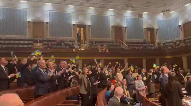 » 2. 美国众议院压倒性多数批准援助乌克兰  超过600亿美元据美国《国会山报》报道，当地时间4月20日，美国众议院以311票赞成、112票反对、1票弃权的投票结果，通过了一项价值950亿美元对外援助法案中的涉乌部分