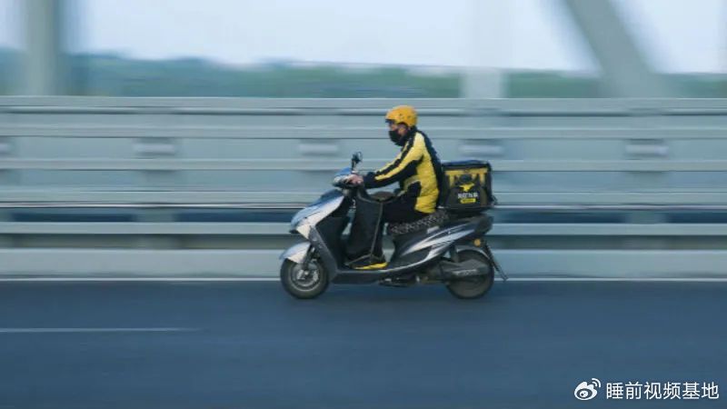 » 1、美团取消超时罚款12月27日，美团宣布，将在2025年底前，逐步取消骑手超时罚款政策