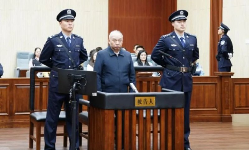 » 7、受贿4311万，国家烟草专卖局长凌成兴判16年央视新闻消息，5月21日，吉林省长春市中级人民法院一审公开宣判工业和信息化部原党组成员，国家烟草专卖局原党组书记、局长，中国烟草总公司原总经理凌成兴受贿、国有公司人员滥用职权案，对被告人凌成兴以受贿罪判处有期徒刑十三年，并处罚金人民币四百万元，以国有公司人员滥用职权罪判处有期徒刑五年，决定执行有期徒刑十六年，并处罚金人民币四百万元；对追缴在案的凌成兴受贿犯罪所得财物及孳息依法上缴国库，不足部分继续追缴