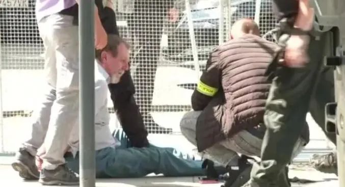 » 6. 71岁刺客击中斯洛伐克总理5枪斯洛伐克总理罗伯特·菲佐的5个保镖，最终没拦住那个叫尤拉伊·辛图拉的71岁老人