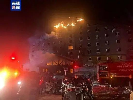 » 8、 土耳其度假酒店火灾 至少66人死亡当地时间1月21日，土耳其内政部长耶尔利卡亚表示，博卢省滑雪度假区的一个酒店当天发生火灾，已造成66人遇难、51人受伤，其中1人伤势严重