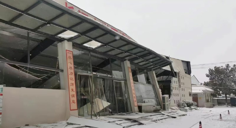 » 10. 湖北一高校食堂发生垮塌，食堂负责人：寒假期间已暂停营业2月4日，有多位网民在社交平台发布图片称，位于湖北荆州的长江大学一食堂坍塌