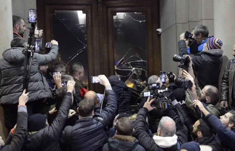 » 15. 塞尔维亚：俄罗斯情报制止“未遂颜色革命”当地时间12月24日，塞尔维亚首都贝尔格莱德爆发暴力示威