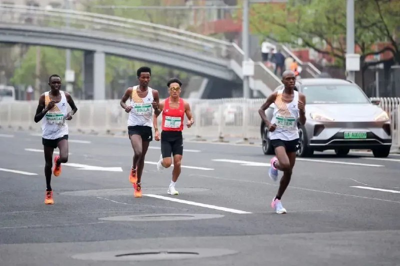 » 3. 北京半马比赛接受调查，冠军疑似内定被多人保送这一幕被称为是中国马拉松赛事历史上最“丑陋”的场景