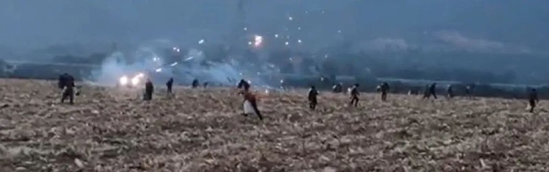 » 9. 驱赶当地“捡玉米”村民 宝鸡农户释放烟花射击10月15日，有网友发布视频，反映在陕西省岐山县蔡家坡镇大片玉米地里有大型机器收割完后，有不少村民在地里捡拾散落的玉米，农户上前劝阻也不听，无奈在皮卡车上架起加特林烟花，朝着捡玉米的人群喷射