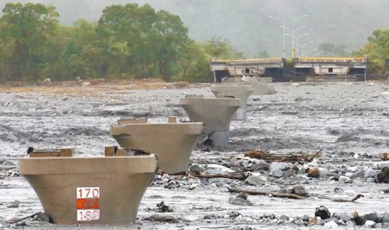 » 2、台湾花莲堰塞湖洪水  46人未生还花莲光复乡堰塞湖洪患造成严重死伤，搜救人员今早在中正路又找到一名死者，死亡人数增加到15人，仍有31人失联
