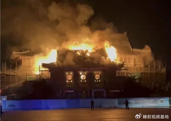 » 4. 河南大学百年文物大礼堂修理中烧毁5月2日晚，河南大学大礼堂被大火吞噬，让无数网友心痛惋惜