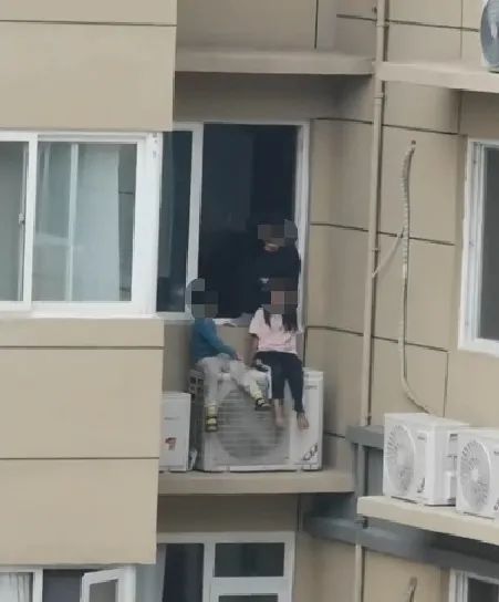 » 9. 夫妻吵架将俩孩子放23楼空调外机10月9日，河南洛阳一网友在某短视频平台发布视频，称该小区一女子将自家俩孩子放置在空调外机，疑似因为夫妻之间吵架，而该女子所住的楼层为23楼